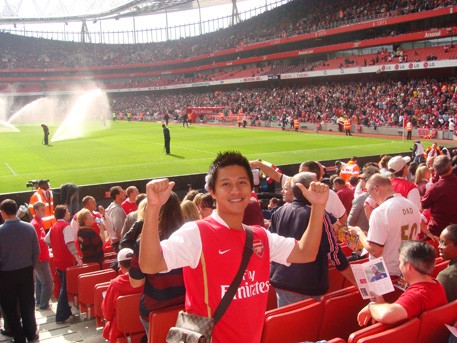 Tuấn Hưng là người rất ham mê bóng đá nên khi được tới Emirates (Asenal) anh đã rất vui sướng và chụp ảnh kỉ niệm.